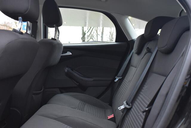 Ford FOCUS 1.0 Titanium 1e Eigenaar | Navigatie | Trekhaak | 100% Onderhouden | 12 mnd BOVAG garantie | Whatsapp 06-53188999