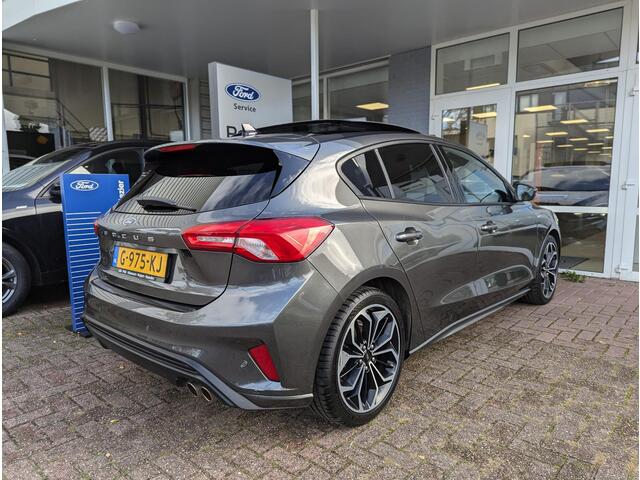 Ford FOCUS 1.5 EcoBoost 182pk ST Line Panoramadak Trekhaak Navi B&O 18" LM velgen Privacy Glass NL-Auto 5drs