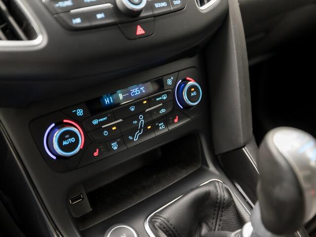 Ford FOCUS Wagon 1.5 ST-Line Titanium 150Pk (NAVIGATIE, CLIMATE, GETINT GLAS, TREKHAAK, STUUR/STOELVERWARMING, SPORTSTOELEN, CRUISE, LM VELGEN, NIEUWSTAAT)