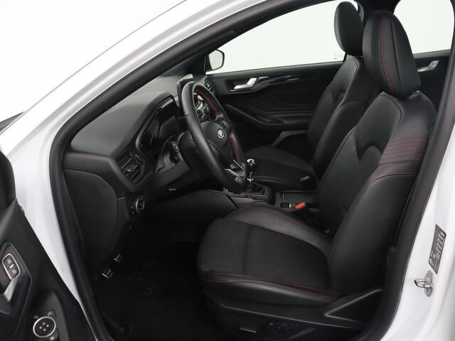 Ford FOCUS 1.0 EcoBoost ST Line | Panoramadak | Half leder | Trekhaak | Stoelverwarming | Carplay | Camera | Keyless | Navigatie | Climate control | Bluetooth | Parkeerhulp