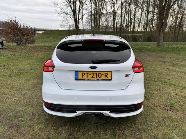 Ford FOCUS 2.0 250PK ST | RECARO | BI-XENON | STOEL/STUURVERWARMING |