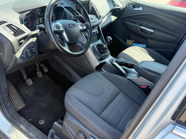 Ford KUGA 1.5 Ecoboost Titanium 120pk Trekhaak | SYNC 2 | Stoelverwarming | Parkeersensoren voor + achter | Climate control | 1.800kg Trekgewicht