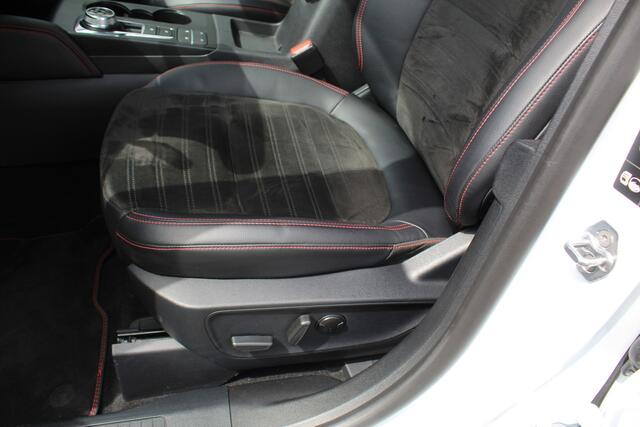 Ford KUGA 2.5 PHEV ST-Line X , In nieuw staat , Hoge Zit en veel comfort Climate control , Navigatie , Camera ,Stoel en voorruit verwarming Parkeersensoren rondom , Elek.bestuurstoel 1500kg trekgewicht