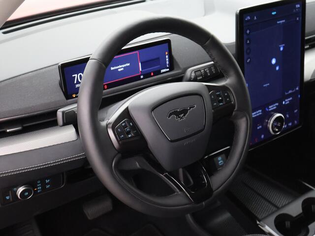 Ford MUSTANG Mach-E 75kWh *25.184 KM* LUCID RED + STUURVERW. / ADAPTIVE CRUISE / CARPLAY