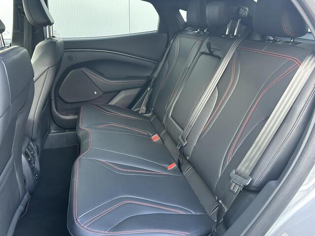 Ford MUSTANG Mach-E AWD 75 kWh / Navigatie / Panorama dak / Achterklep Elektrisch / Cruise Control Adaptief / Climate Control /