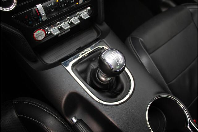 Ford MUSTANG Fastback 5.0 V8 GT | Performance | Handgeschakeld | Ventilatie + Verwarming | Navigatie | MBRP Sportuitlaat | Performance Package | Shaker Audio | Camera | Memory | USA | Drive Mode | Steering Feel | Cruise Control | 19"| Lowjack |