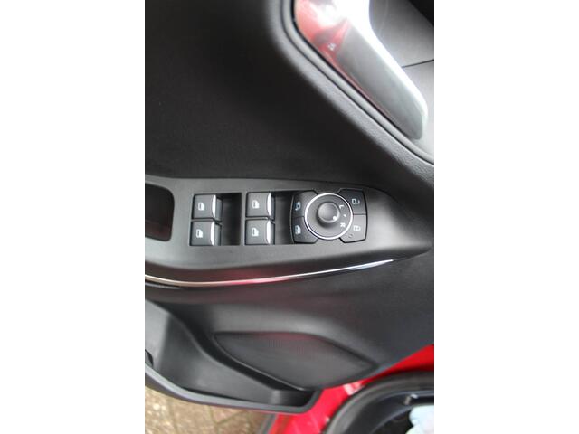 Ford PUMA 1.0-125pk EcoBoost Mild-Hybrid Titanium. Fabrieksgarantie t/m 09-05-2027 ! Volautm. airco, stoel-, stuur- en voorraamverwarming, trekhaak, privacy glass, adaptive cruise cntrl, dodehoek assistent, camera, pdc v+a, rij-assistent pakket, winterpakket, metal