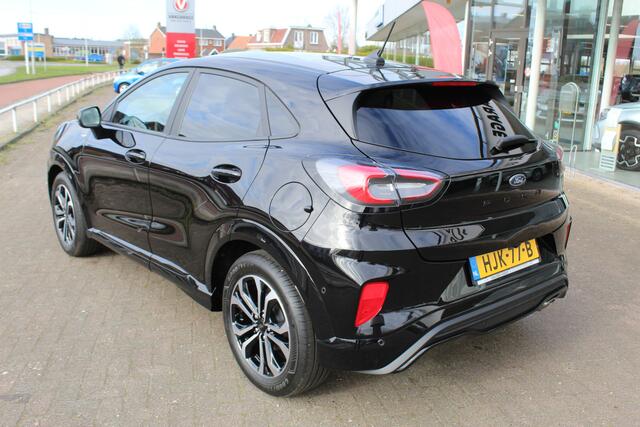 Ford PUMA 1.0-125pk EcoBoost Hybrid ST-Line. April 2024 ! Slechts 7.400km ! Autm. airco, navigatie, telefoonvoorb., camera, pdc v+a, parkeerassistent, LED verl., metallic lak, LM wielen, stoel-, stuur- en voorraamverw., lane- en sideassist, adapt. cruise cntrl etc
