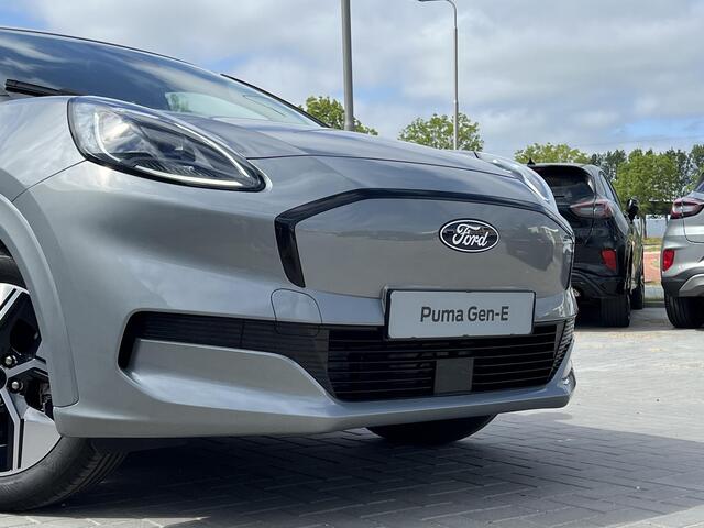 Ford PUMA Gen-E SUV Gen-E FWD (43,6 kWh) Solar Silver, Stoffen stoelen met grijze stiksels, Comfort Pack, Winter Pack Ford Voorraad