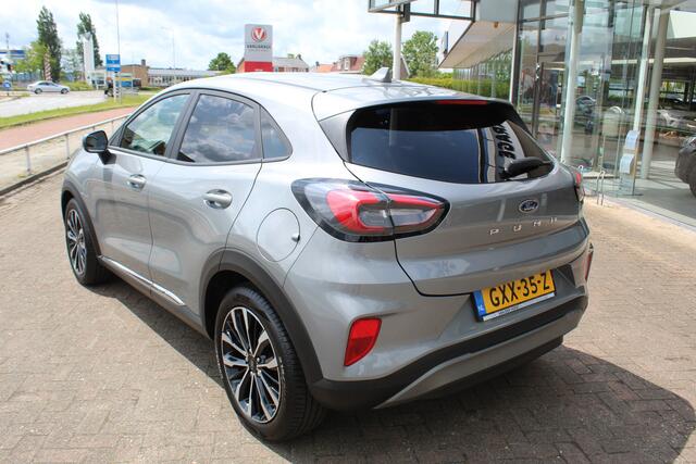Ford PUMA 1.0-125pk EcoBoost Mild-Hybrid Titanium X. Garantie t/m 07-03-2028 ! Slechts 7.400km ! Cruise cntrl, climate cntrl, stoel-, stuur- en voorraamverw., draadloos opladen telefoon, trekhaak afneembaar, navigatie, telefoonvoorb., LM wielen, B&O soundsyst., dig