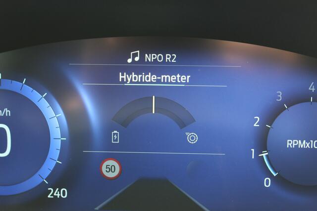 Ford PUMA 1.0-125pk EcoBoost Mild-Hybrid Titanium X. Garantie t/m 07-03-2028 ! Slechts 7.400km ! Cruise cntrl, climate cntrl, stoel-, stuur- en voorraamverw., draadloos opladen telefoon, trekhaak afneembaar, navigatie, telefoonvoorb., LM wielen, B&O soundsyst., dig