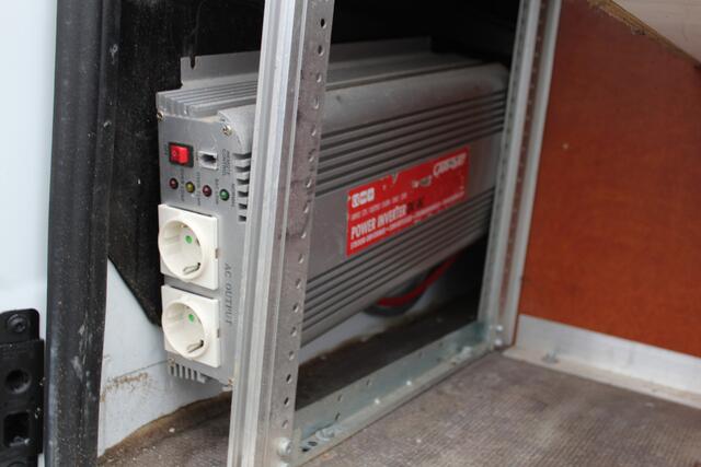 Ford TRANSIT 290 2.0-105pk TDCI L2H2 Ambiente. Dames en heren ondernemers, u kunt direct los: compleet ingerichte Ford Transit ! Camera, parkeersensoren v+a, airco, ladder op achterdeur, opstaptrede met trekhaak, imperiaal met ladder, omvormer naar 220V voor opladen g