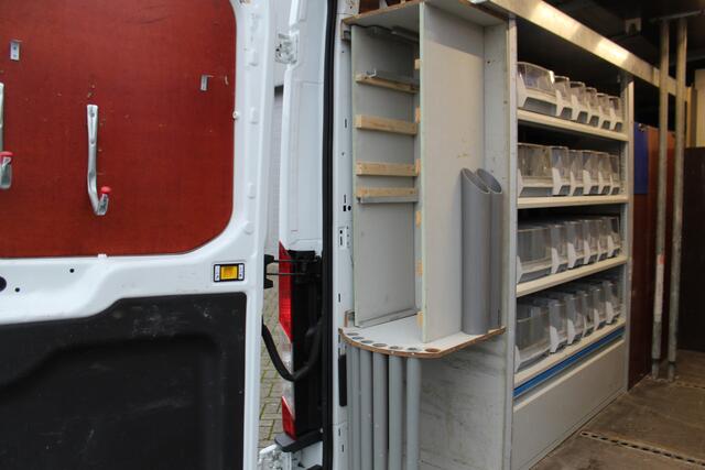 Ford TRANSIT 290 2.0-105pk TDCI L2H2 Ambiente. Dames en heren ondernemers, u kunt direct los: compleet ingerichte Ford Transit ! Camera, parkeersensoren v+a, airco, ladder op achterdeur, opstaptrede met trekhaak, imperiaal met ladder, omvormer naar 220V voor opladen g