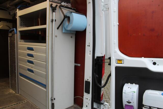 Ford TRANSIT 290 2.0-105pk TDCI L2H2 Ambiente. Dames en heren ondernemers, u kunt direct los: compleet ingerichte Ford Transit ! Camera, parkeersensoren v+a, airco, ladder op achterdeur, opstaptrede met trekhaak, imperiaal met ladder, omvormer naar 220V voor opladen g