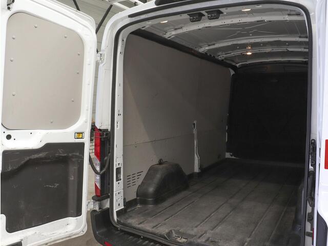 Ford TRANSIT 310 105PK L3H2 Trend Navigatie Airco Parkeersensoren Bluetooth 3Zits Trekhaak Camera