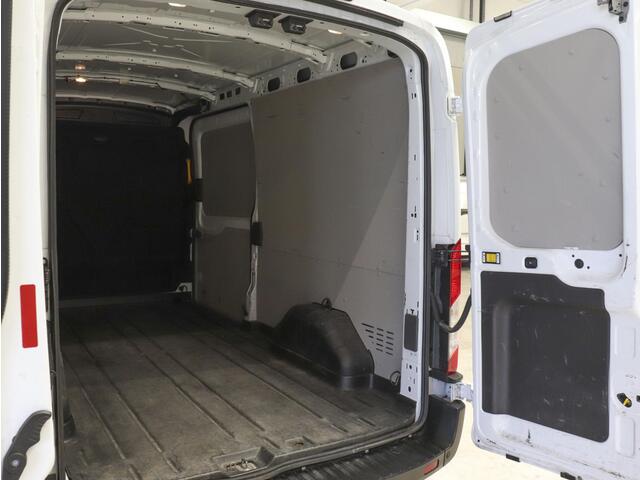 Ford TRANSIT 310 105PK L3H2 Trend Navigatie Airco Parkeersensoren Bluetooth 3Zits Trekhaak Camera