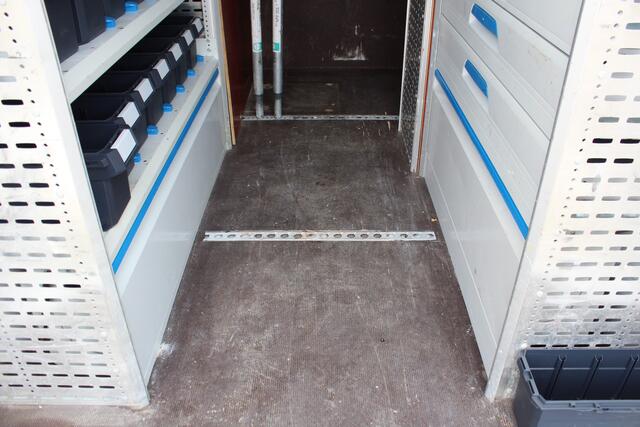 Ford TRANSIT 290 2.0-105pk TDCI L2H2 Ambiente. Compleet ingerichte Ford Transit ! Camera, pdc v+a, airco, ladder achterd., opstaptrede met trekhaak, imperiaal met ladder, omvormer naar 220V, etc etc.