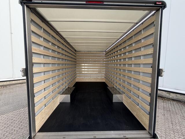 Ford TRANSIT 350 2.0 TDCI L4H1 Trend Bakwagen | Uit voorraad leverbaar | Karhof Gesloten bak + Deuren achter Kenteken 2024 | Bluetooth | Cruise Control | Voorruitverwarming | Laadvermogen 1200KG + |