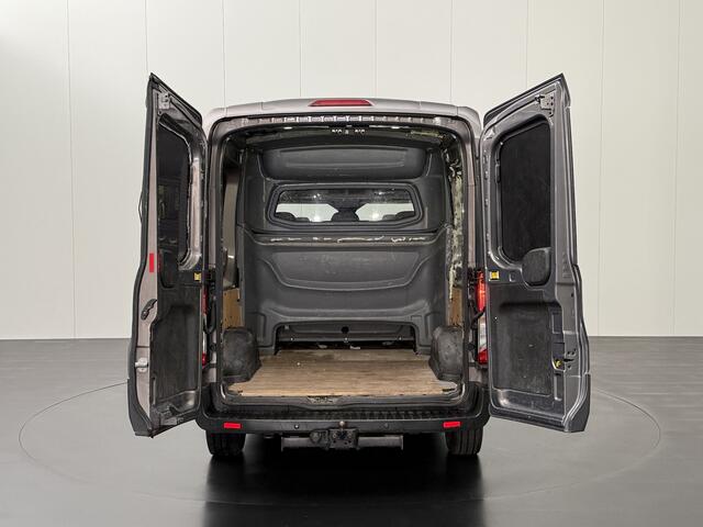 Ford TRANSIT 2.2TDCI 125PK L2H2 Dubbele Cabine | Navigatie | Camera | 2800Kg Trekhaak | Airco