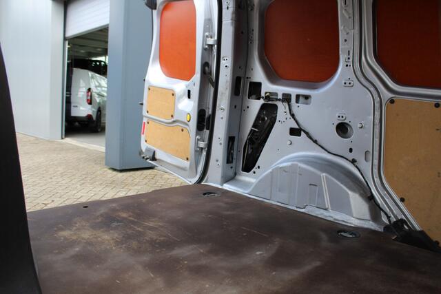 Ford TRANSIT CONNECT 1.5-75pk TDCI L1 Trend. Dames en heren ondernemers, let op: nette bedrijfswagen, goed voor nog jaren veilig en plezierig vervoer ! Airco, telefoonvoorb., trekhaak, imperiaal, laadruimte betimmerd etc.