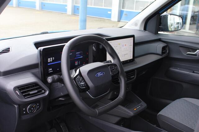 Ford TRANSIT COURIER E-Transit Limited 44 kWh 136pk | Ford Voorraad | Trekhaak | Driver Assistance Pack met Navigatie | Led laadruimte verlichting | Laadvloerbescherming Rubber