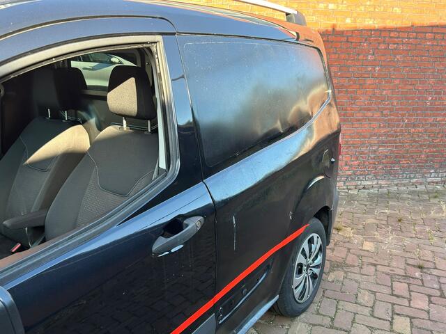 Ford TRANSIT COURIER 1.5 TDCI Trend Duratorq S&S SCHADE