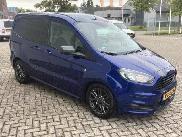 Ford TRANSIT COURIER 1.5 96Pk TDCI Sport / Cruise / Airco / SCHUIFDEUR / Navi / Trekhaak / Apk t/m 28-12-2025