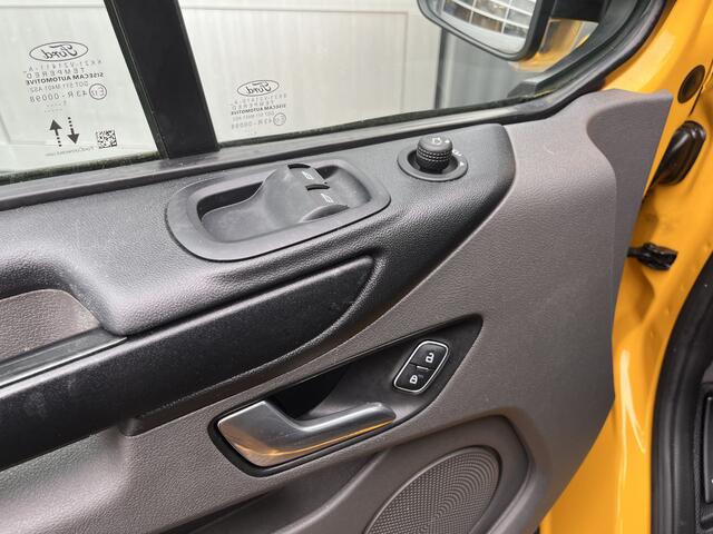 Ford TRANSIT CUSTOM 340 2.0 TDCI L2H1 DC Airco Cruise control Trekhaak 2800kg trekgewicht 5-Persoons Stoelverwarming Bluetooth Parkeersensoren voor en achter Schuifdeur rechts 1e eigenaar Euro 6