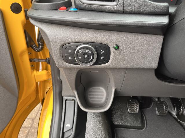 Ford TRANSIT CUSTOM 340 2.0 TDCI L2H1 DC Airco Cruise control Trekhaak 2800kg trekgewicht 5-Persoons Stoelverwarming Bluetooth Parkeersensoren voor en achter Schuifdeur rechts 1e eigenaar Euro 6