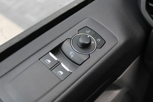 Ford TRANSIT CUSTOM 320 2.0 TDCI L2H1 Limited DC 150pk - Trekhaak - ACC - Getint glas - Stoel/Stuurverwarming - Carplay - Rijklaar