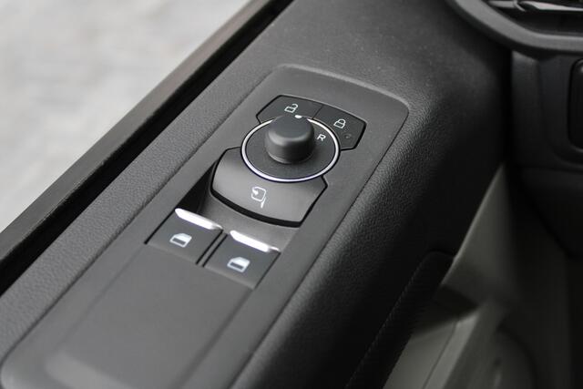 Ford TRANSIT CUSTOM 300 2.0 TDCI L2H1 Sport 170pk - 2x Schuifdeur - Trekhaak - ACC - 19'' LM Velgen - 70L Tank - Navi - Camera - Stoel & Stuurverwarming - Blind Spot - Rijklaar