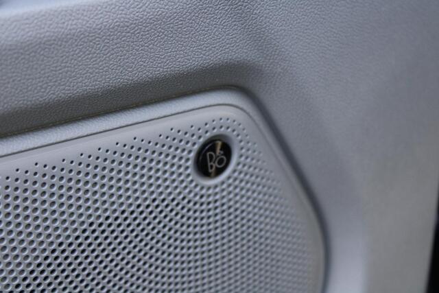 Ford TRANSIT CUSTOM 340 2.5 PHEV L2H1 Limited 233pk | Incl. BTW/BPM | Kombi | Dubbele zijschuifdeur | Privacy Glass | Inklapbare trekhaak | 17 inch lichtmetalen velgen | Driver Assistance Pack Premium | Verwarmbaar stuurwiel