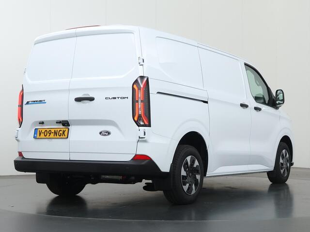 Ford TRANSIT CUSTOM E-Transit 320 | L1 H1 | Trend | 65 kWh | 2300 KG. AHW | Climate Control | Apple Carplay / Android Auto | 328 KM Range | Voorruitverwarming | Stoelverwarming | LED Koplampen | Achterdeuren |