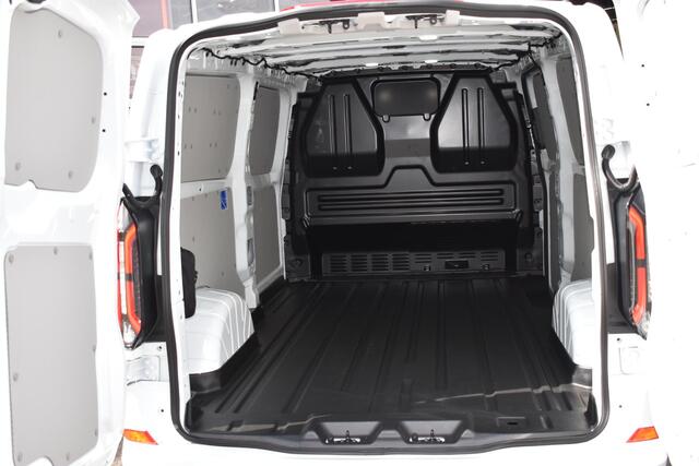 Ford TRANSIT CUSTOM E-Transit 340 L2H1 Limited 65kWh 136pk! Achteruijrijcam. / Trekhaak+2300kg Trekgewicht / Clima / Stoelverw+Stoelverw+Voorruitverw. / Lichtmetaal / Direct leverbaar / 0,99% Fin lease