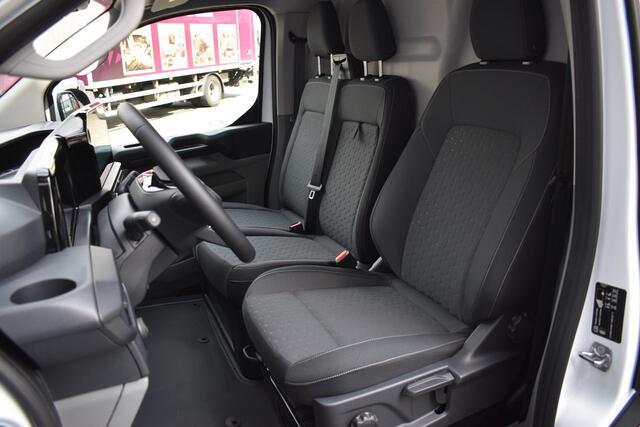 Ford TRANSIT CUSTOM E-Transit 340 L2H1 Limited 65kWh 136pk! Achteruijrijcam. / Trekhaak+2300kg Trekgewicht / Clima / Stoelverw+Stoelverw+Voorruitverw. / Lichtmetaal / Direct leverbaar / 0,99% Fin lease