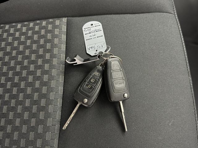 Ford TRANSIT CUSTOM 2.0TDCI Imperiaal | Trekhaak | Achterdeuren | Kastinrichting | Camera | Airco | Cruise | 3-Persoons