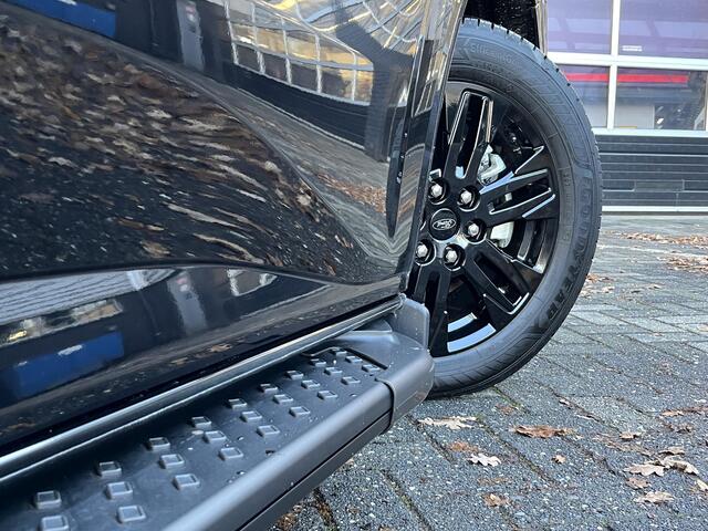 Ford TRANSIT CUSTOM 320 2.5 PHEV L2H1 Black Platinum Dubbele Cabine 233pk Aut / 5 Pers. / 2250kg Trekgewicht / 1100kg Laadvermogen / Vol. Leder / Glaslookpanelen / Privacy Glass / Adapt. Cruise control!