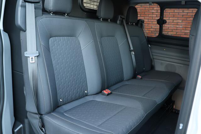 Ford TRANSIT CUSTOM 320 2.0 TDCI L2H1 Limited DC | Dubbel Cabine | ACC | Blind Spot | Navigatie | Camera | CarPlay | Lane Assist | Trekhaak | BPM VRIJ | Verlengde fabrieksgarantie tot 12-2029 | 5-Zitter