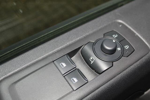 Ford TRANSIT CUSTOM 320 2.0-136 pk TDCI L1H1 Trend. Fabrieksgarantie tot 10-2028 ! Volledige fotoreportage volgt z.s.m. Adapt. Cruise Cntrl, Navigatie, Camera, PDC V+A, Apple Carplay/Android auto, LED verl., Laadruimte bekleed, Bijrijdersbank, Spiegel-, stoel en voorraamverw