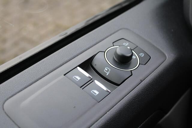 Ford TRANSIT CUSTOM 300 2.0 TDCI Dubbele Cabine L1H1 Limited | Trekhaak | Driver Assistance Pack | Stuurwielverwarming | Dubbele Zijschuifdeur | Camera | Navigatie