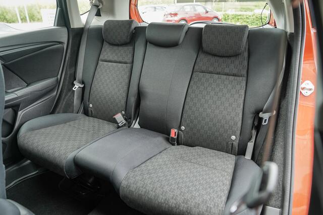 Honda JAZZ 1.3i V-TEC TREND - AUTOMAAT - 16" LICHTMETAAL - TREKHAAK - VERWARMDE VOORSTOELEN
