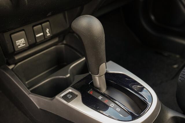 Honda JAZZ 1.3i VTEC COMFORT - AUTOMAAT - NAVIGATIE - TREKHAAK