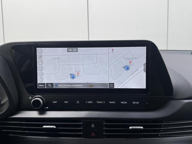 Hyundai Bayon 1.0 T-GDI Comfort Smart / 1e eig / Navigatie / Automaat / Two-Tone Zwart dak / slechts 10.818 km/ apple carplay of android auto/ achteruitrijcamera met parkeersensoren
