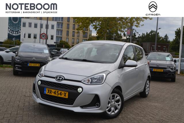 Hyundai I 10 1.0i COMFORT I CENTRALE DEURVERGRENDELING I RADIO I METALLIC KLEUR I EL. RAMEN VOOR & ACHTER I EL. SPIEGELS I CRUISE CONTROLE I 4 SEATER I 1 berijder: eerst in prive lease en daarna overgekocht I LAGE KM STAND, lichte krasjes l.v. Onderhouden door Hyundai