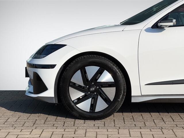 Hyundai IONIQ 6 Lounge 77 kWh Digitale Buitenspiegels | Head-Up Display | BOSE Audio | Leder 'Grijs' | 360° Camera | Stoelverwarming + -Ventilatie | Geheugenstoel | Rijklaarprijs!