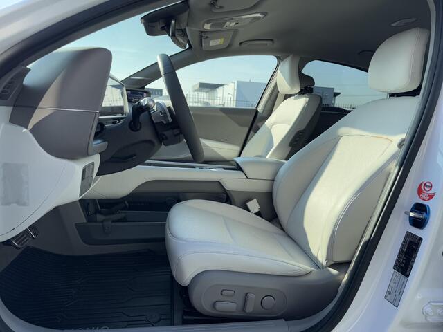 Hyundai IONIQ 6 Lounge 77 kWh Digitale Buitenspiegels | Head-Up Display | BOSE Audio | Leder 'Grijs' | 360° Camera | Stoelverwarming + -Ventilatie | Geheugenstoel | Rijklaarprijs!