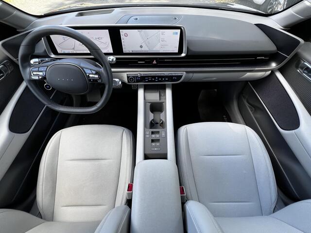 Hyundai IONIQ 6 Lounge 77.4 kWh Automaat / Origineel NL Auto / WLTP bereik 545 km / Stoelventilatie / Stuur-, stoel- & achterbankverwarming / Cam 360° / Navi / HUD / 20" LM wielen /