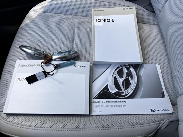Hyundai IONIQ 6 Lounge 77.4 kWh Automaat / Origineel NL Auto / WLTP bereik 545 km / Stoelventilatie / Stuur-, stoel- & achterbankverwarming / Cam 360° / Navi / HUD / 20" LM wielen /