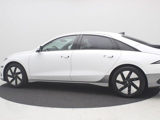 Hyundai IONIQ 6 Lounge 77.4 kWh / Dealeronderhouden / NL auto / Stoel-, Stuur en Achterbankverwarming / Elektrische Stoelen / Stoelgeheugen / 360 Camera / Warmtepomp / Dodehoek Camera / HUD Display / Full Option /