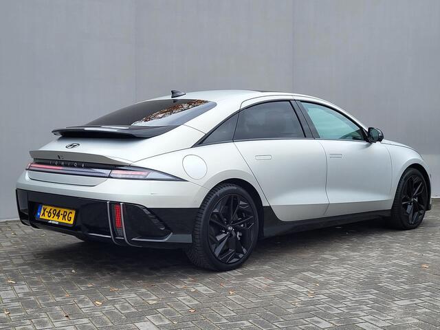 Hyundai IONIQ 6 First Edition AWD 77.4 kWh Automaat / 100% SOH / Origineel NL Auto / tot 04-2009 Fabrieksgarantie / Allseason banden / Schuifkanteldak / 360° camera / Navigatie / Headup Display / Android Auto / Apple Carplay / BOSE audio / Stuur-, voorstoel- en achterb